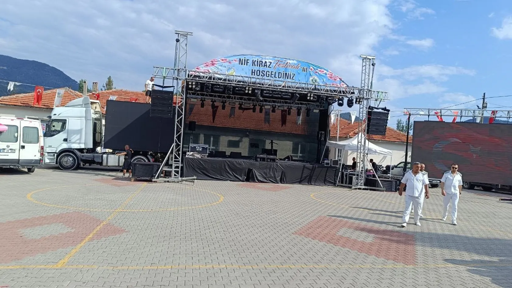 Nif Kiraz Festivali Coşkusu Başladı: Yöresel Lezzetler ve Renkli Etkinlikler İlgi Gördü