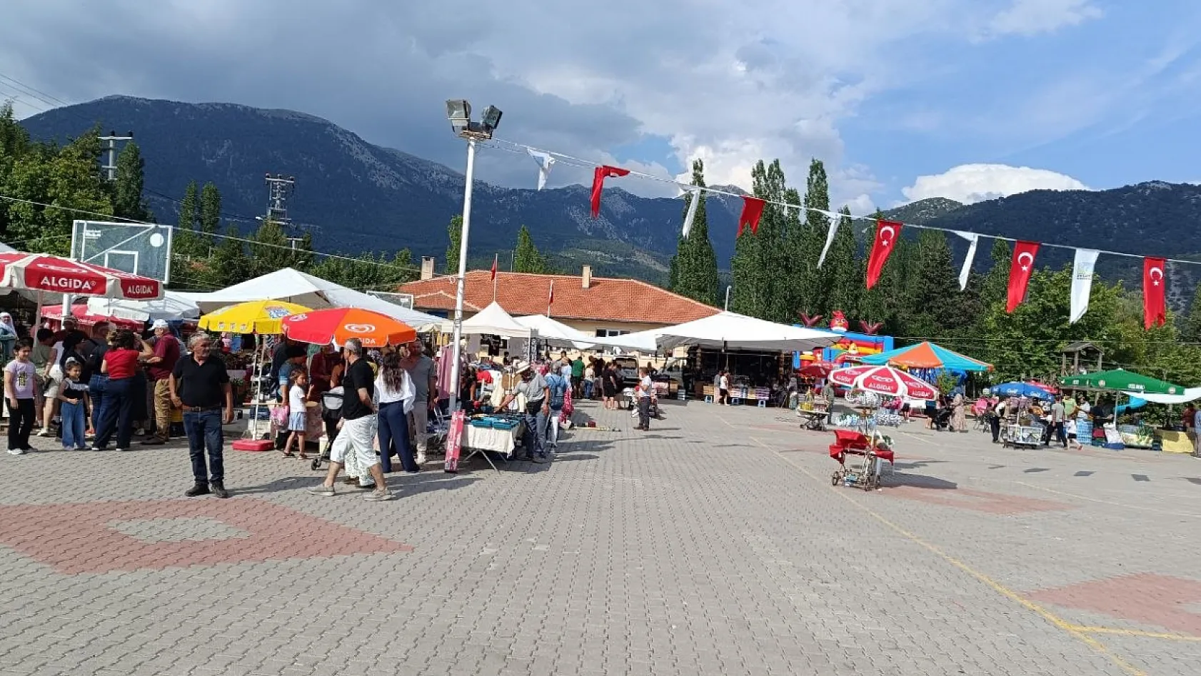 Nif Kiraz Festivali Coşkusu Başladı: Yöresel Lezzetler ve Renkli Etkinlikler İlgi Gördü