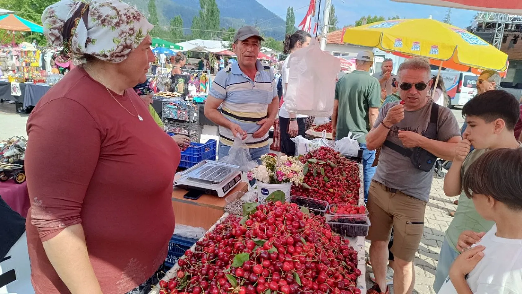 Nif Kiraz Festivali Coşkusu Başladı: Yöresel Lezzetler ve Renkli Etkinlikler İlgi Gördü