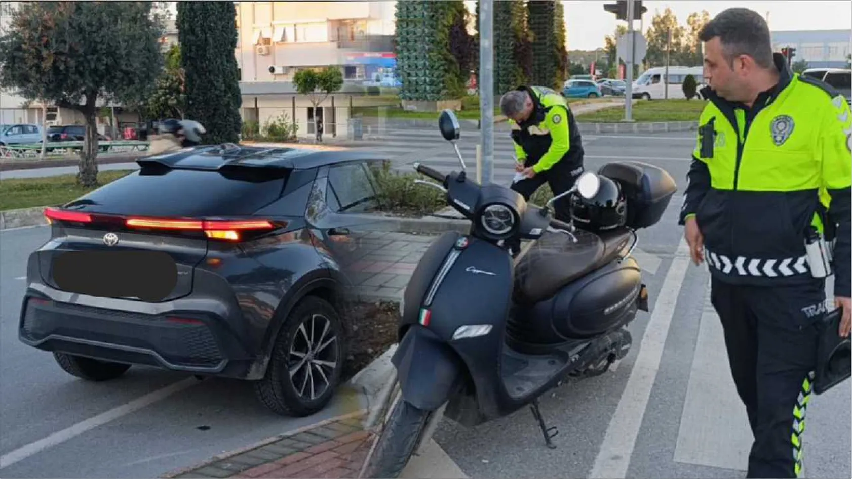Motosiklet ile otomobil çarpıştı: 2 yaralı
