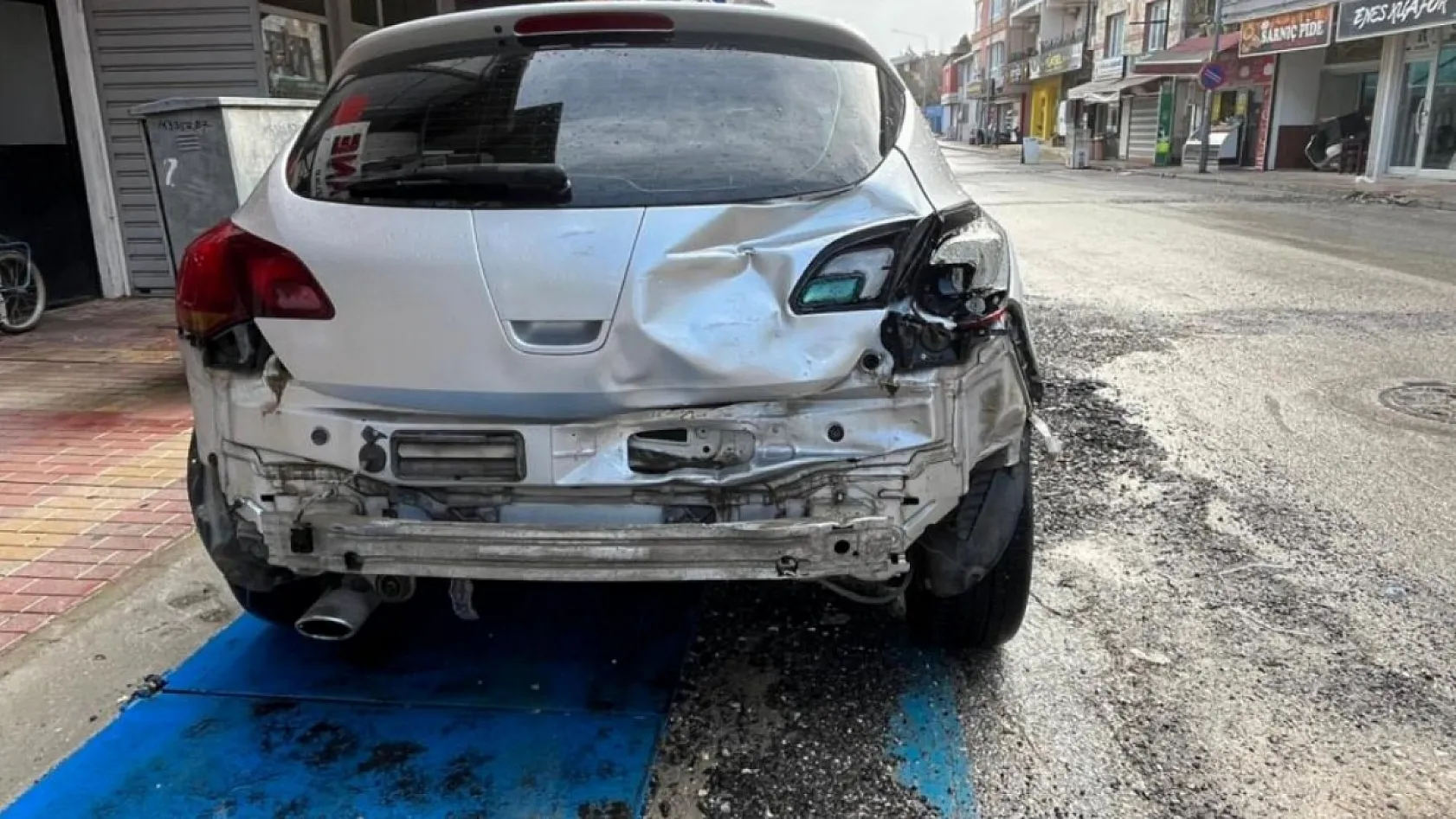 Sürücünün şekeri düştü, kontrolden çıkan araç çarşıyı birbirine kattı
