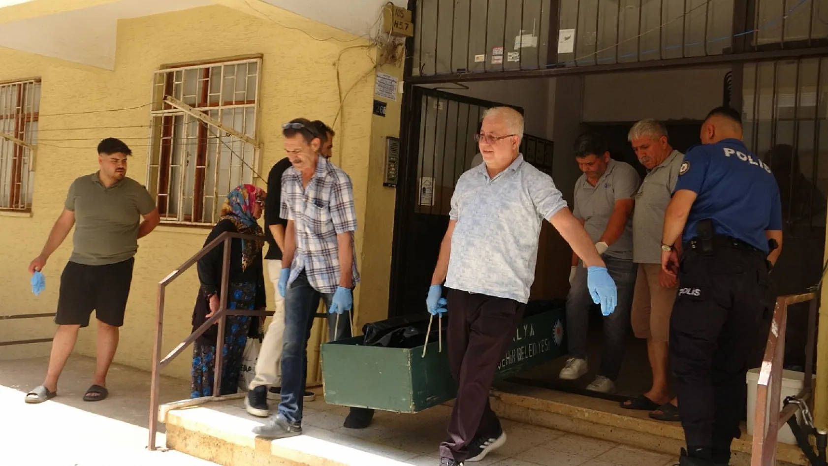 Öğretmen çiftin evinden çıkan cenazeler gözyaşları arasında morga kaldırıldı