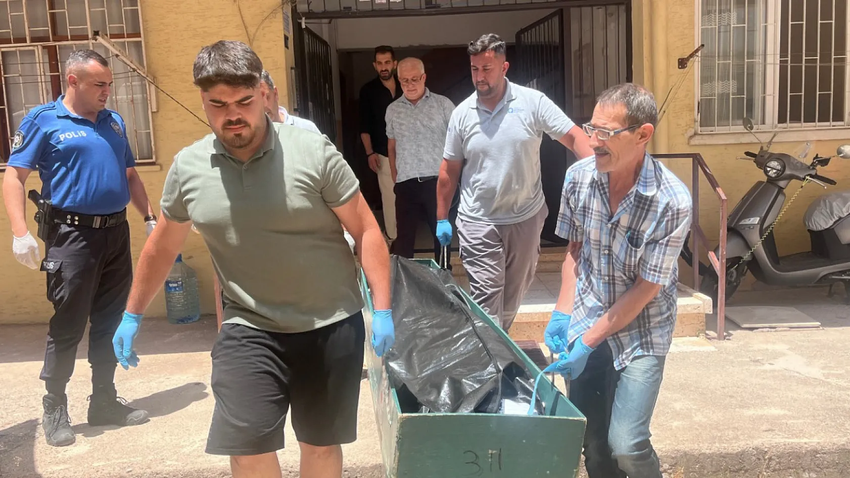 Öğretmen çiftin evinden çıkan cenazeler gözyaşları arasında morga kaldırıldı