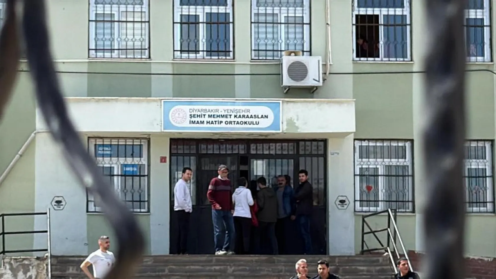 Okul çevresinde peş peşe silah sıkıldı, öğrenciler ve veliler korku dolu anlar yaşadı