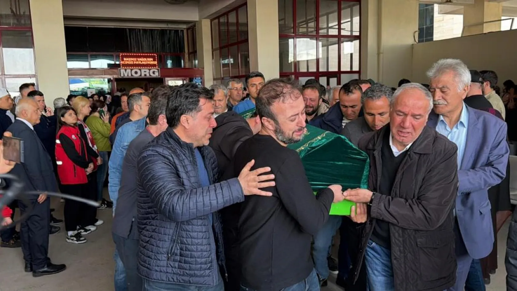 Okul saldırısında hayatını kaybedenlerin cenazeleri ailelerine teslim edilmeye başlandı