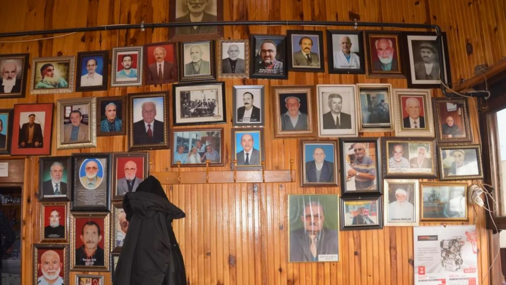 Ölen müşterilerinin hatıralarını kıraathanenin duvarında yaşatıyor