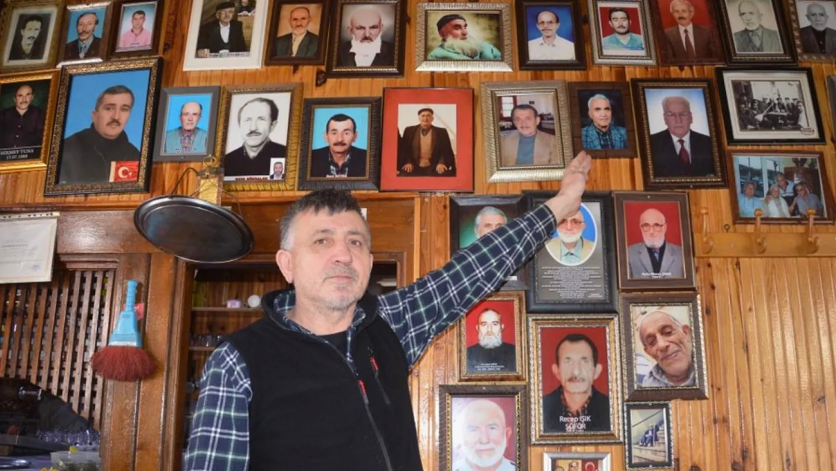 Ölen müşterilerinin hatıralarını kıraathanenin duvarında yaşatıyor