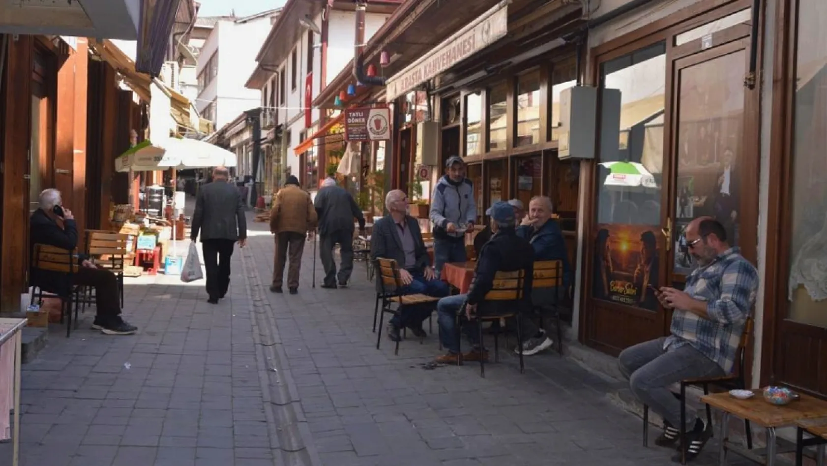 Ölen müşterilerinin hatıralarını kıraathanenin duvarında yaşatıyor