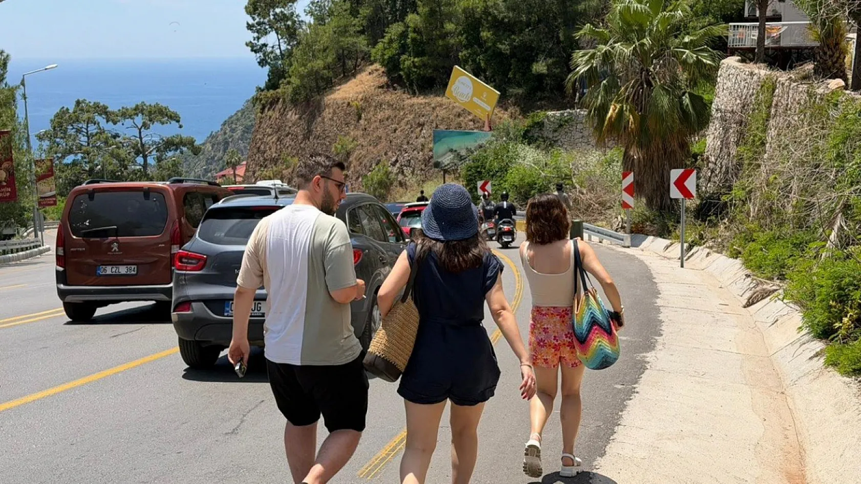 Ölüdeniz Yolunda 5 Kilometrelik Araç Kuyruğu! Tatilciler Araçlarını Bırakıp Plaja Yürüdü