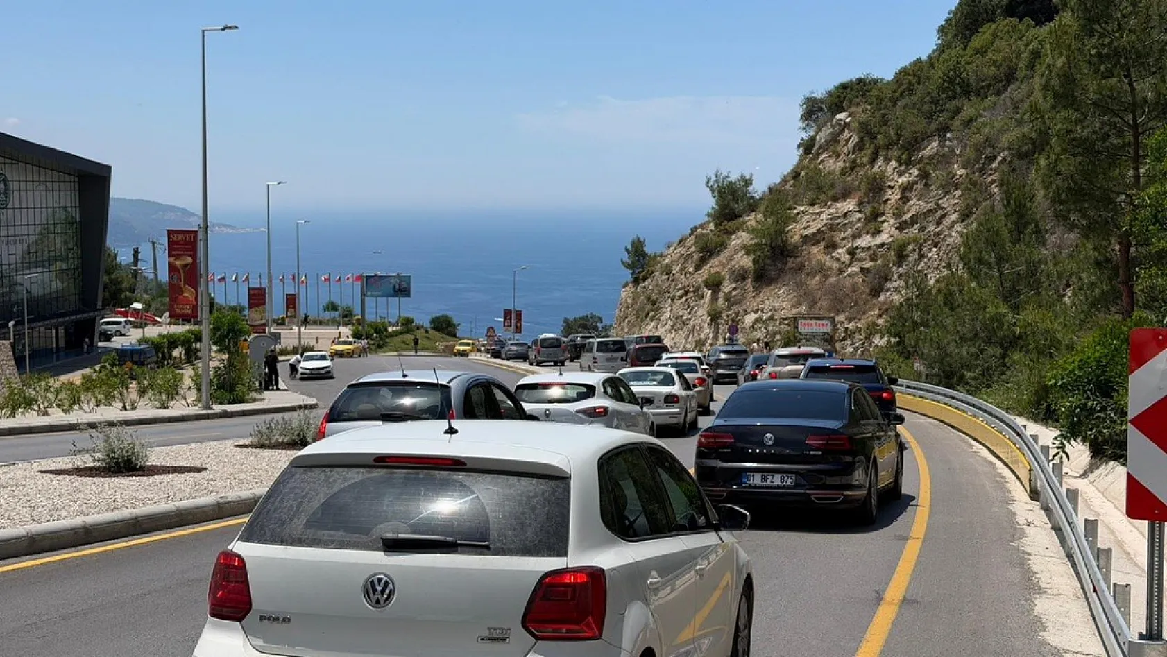 Ölüdeniz Yolunda 5 Kilometrelik Araç Kuyruğu! Tatilciler Araçlarını Bırakıp Plaja Yürüdü