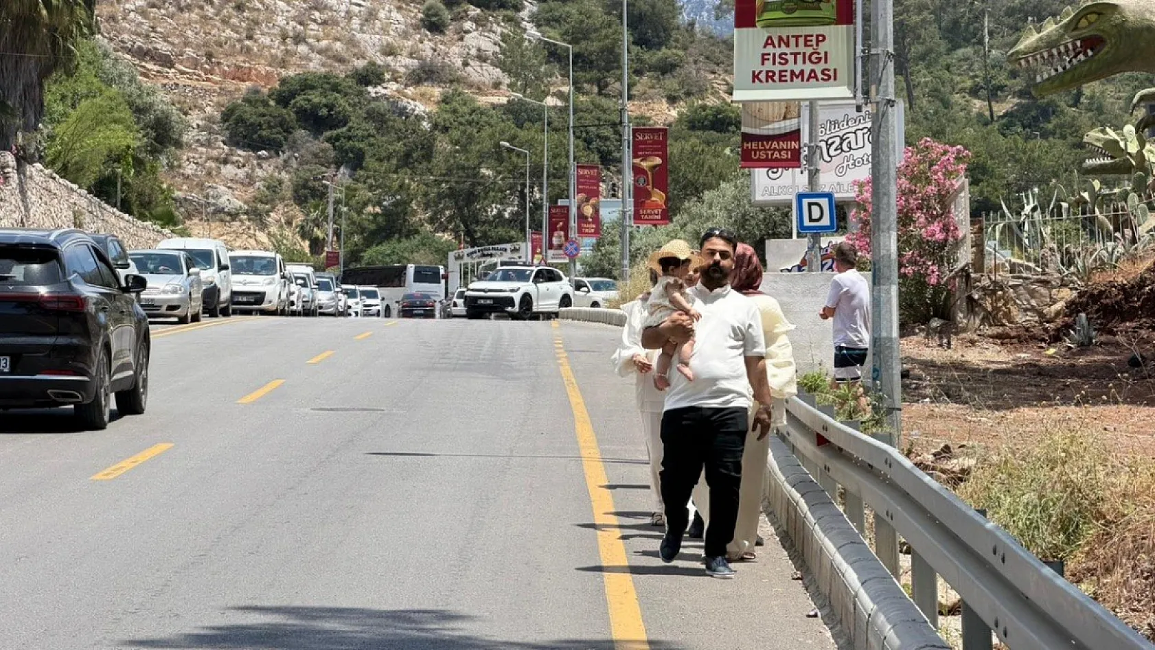 Ölüdeniz Yolunda 5 Kilometrelik Araç Kuyruğu! Tatilciler Araçlarını Bırakıp Plaja Yürüdü
