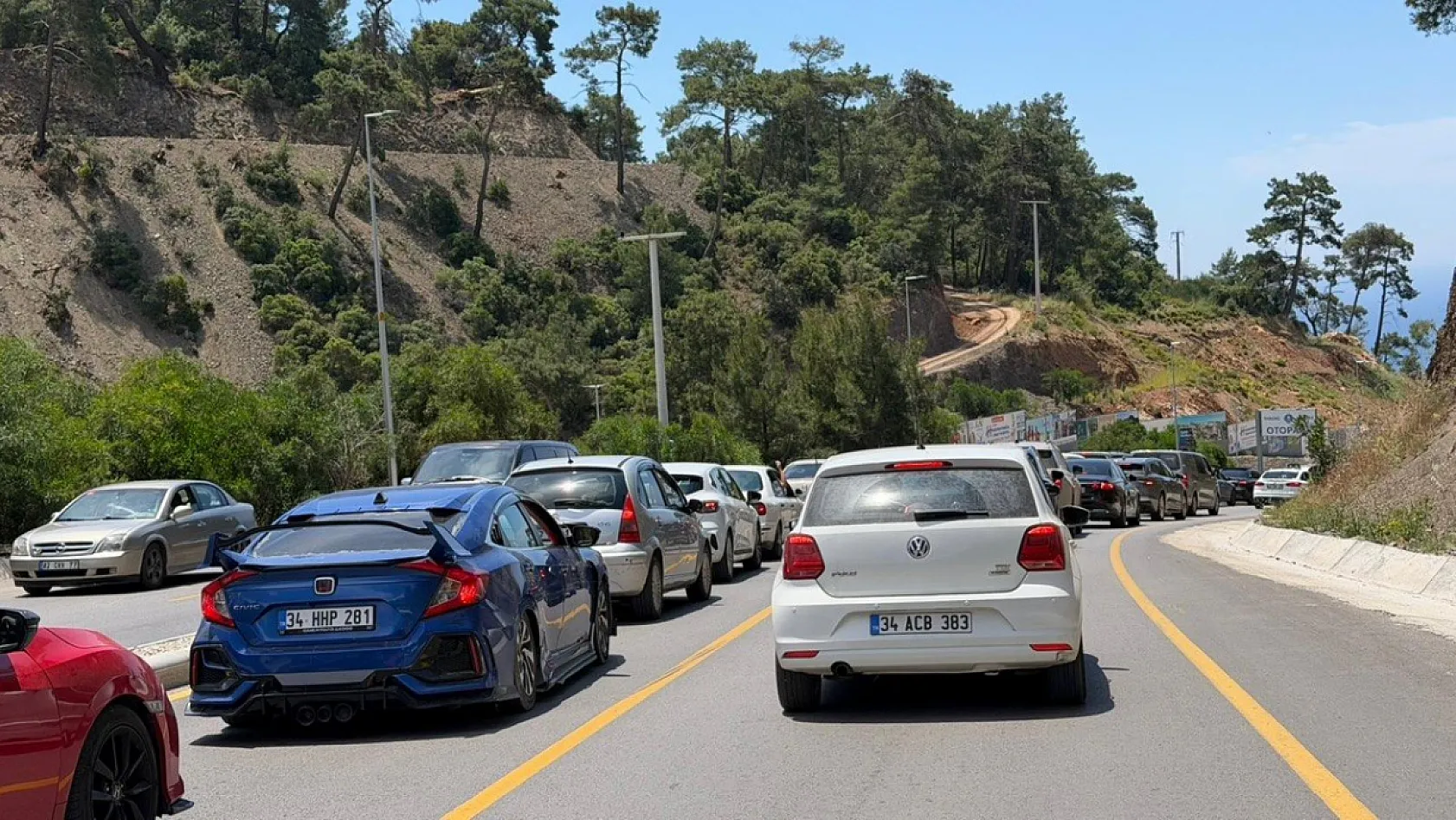Ölüdeniz Yolunda 5 Kilometrelik Araç Kuyruğu! Tatilciler Araçlarını Bırakıp Plaja Yürüdü