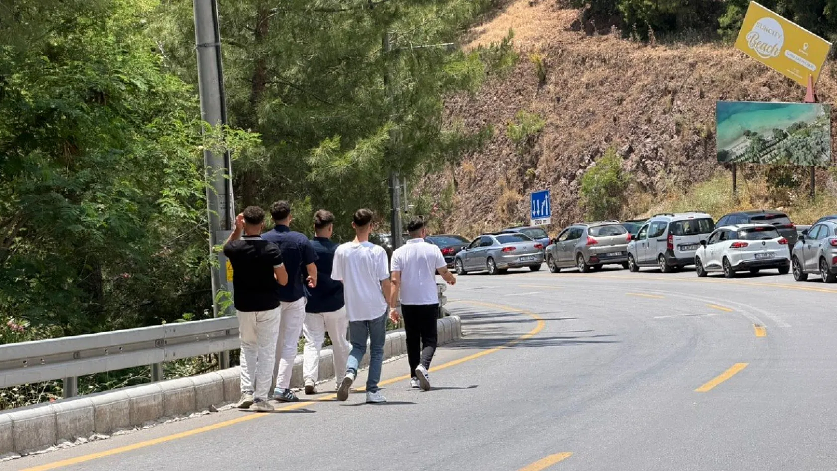 Ölüdeniz Yolunda 5 Kilometrelik Araç Kuyruğu! Tatilciler Araçlarını Bırakıp Plaja Yürüdü