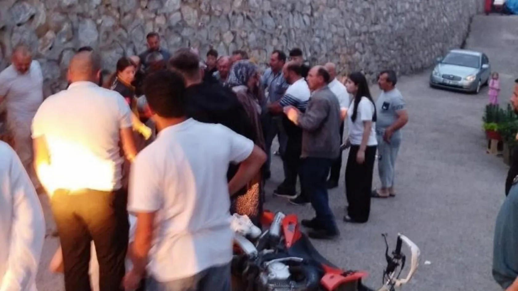Öndeki aracı sollamak isteyen motosikletli istinat duvarından yere çakıldı: 2 yaralı