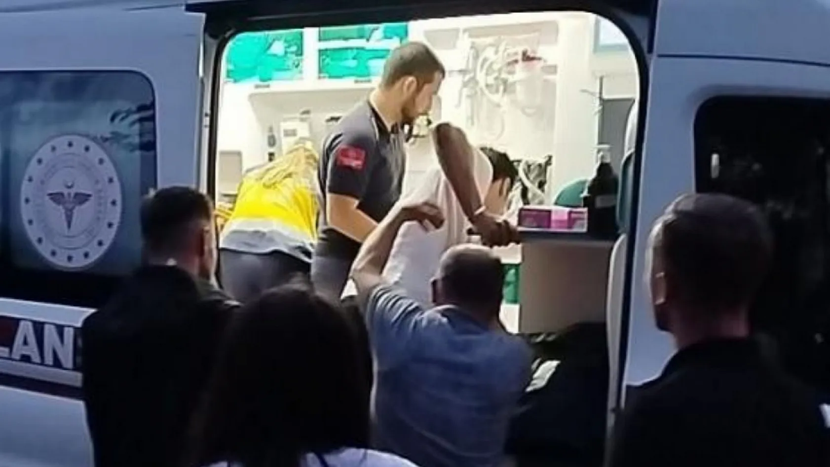 Öndeki aracı sollamak isteyen motosikletli istinat duvarından yere çakıldı: 2 yaralı