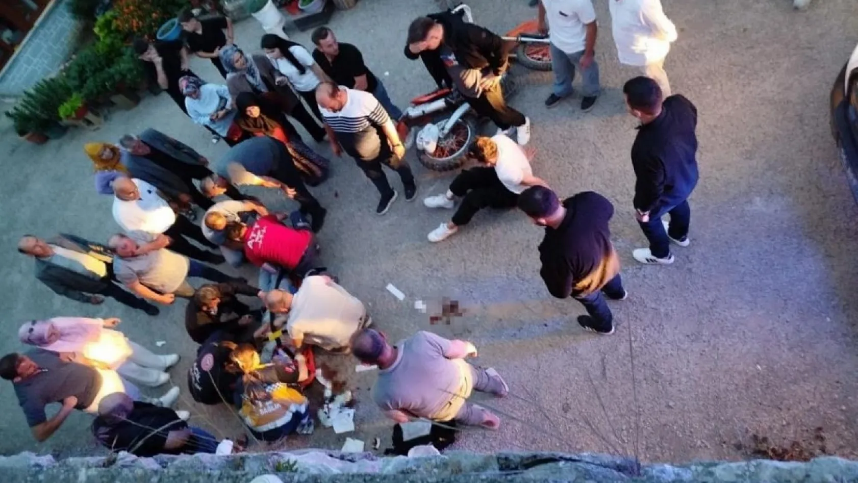 Öndeki aracı sollamak isteyen motosikletli istinat duvarından yere çakıldı: 2 yaralı