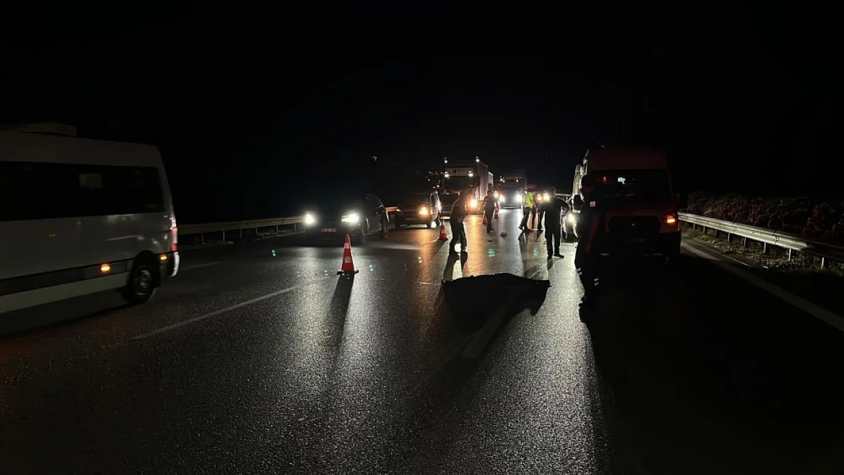 Otobanda yolun karşısına geçerken tır çarpan şahıs hayatını kaybetti