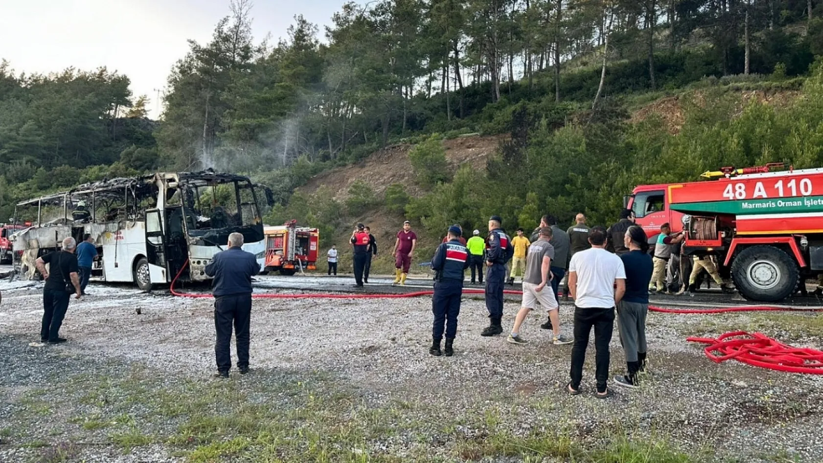 Otobüs alev topuna döndü, yolcular son anda kurtuldu