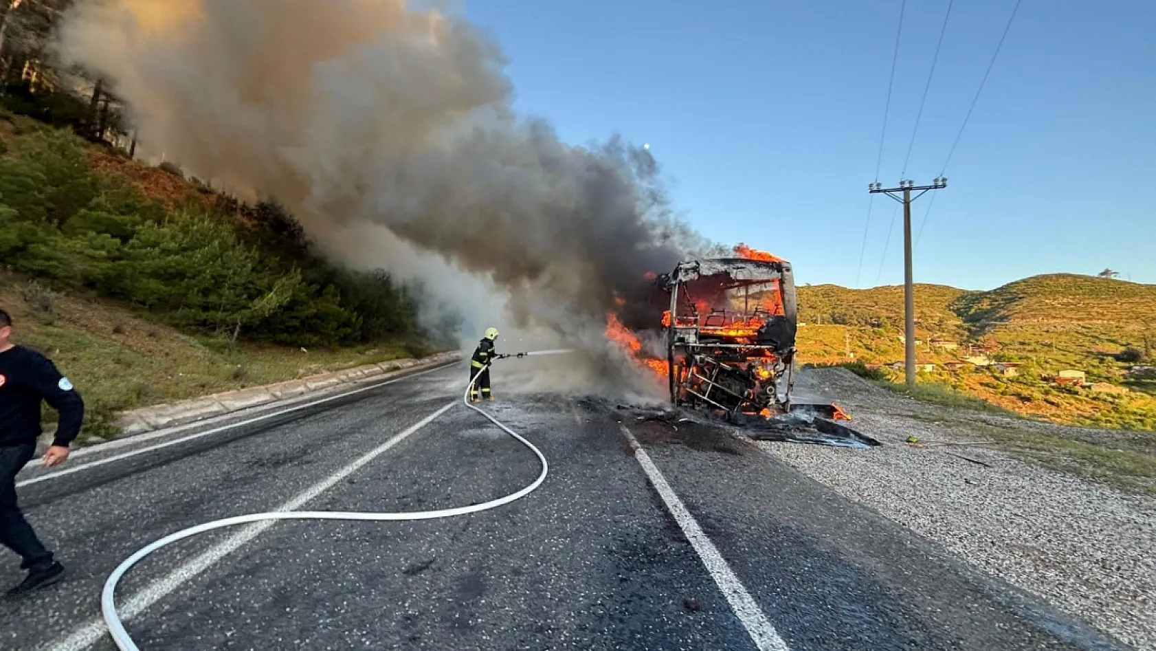 Otobüs alev topuna döndü, yolcular son anda kurtuldu