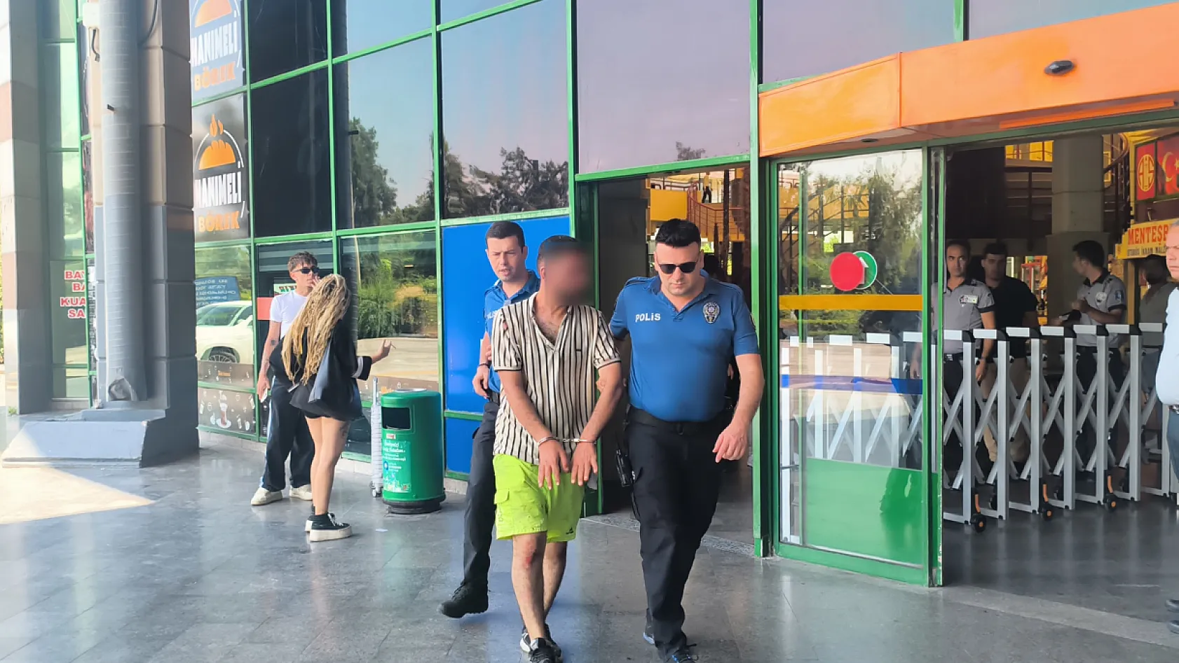 Otogarın dışındaki çuvala gizlediği bıçağı alıp 2 güvenlik görevlisini yaraladı