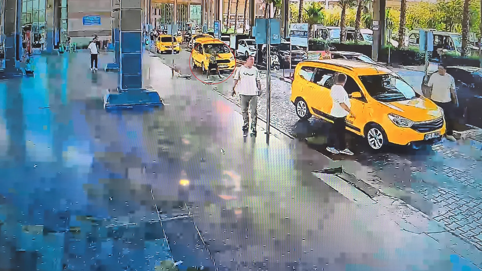 Otogarın dışındaki çuvala gizlediği bıçağı alıp 2 güvenlik görevlisini yaraladı