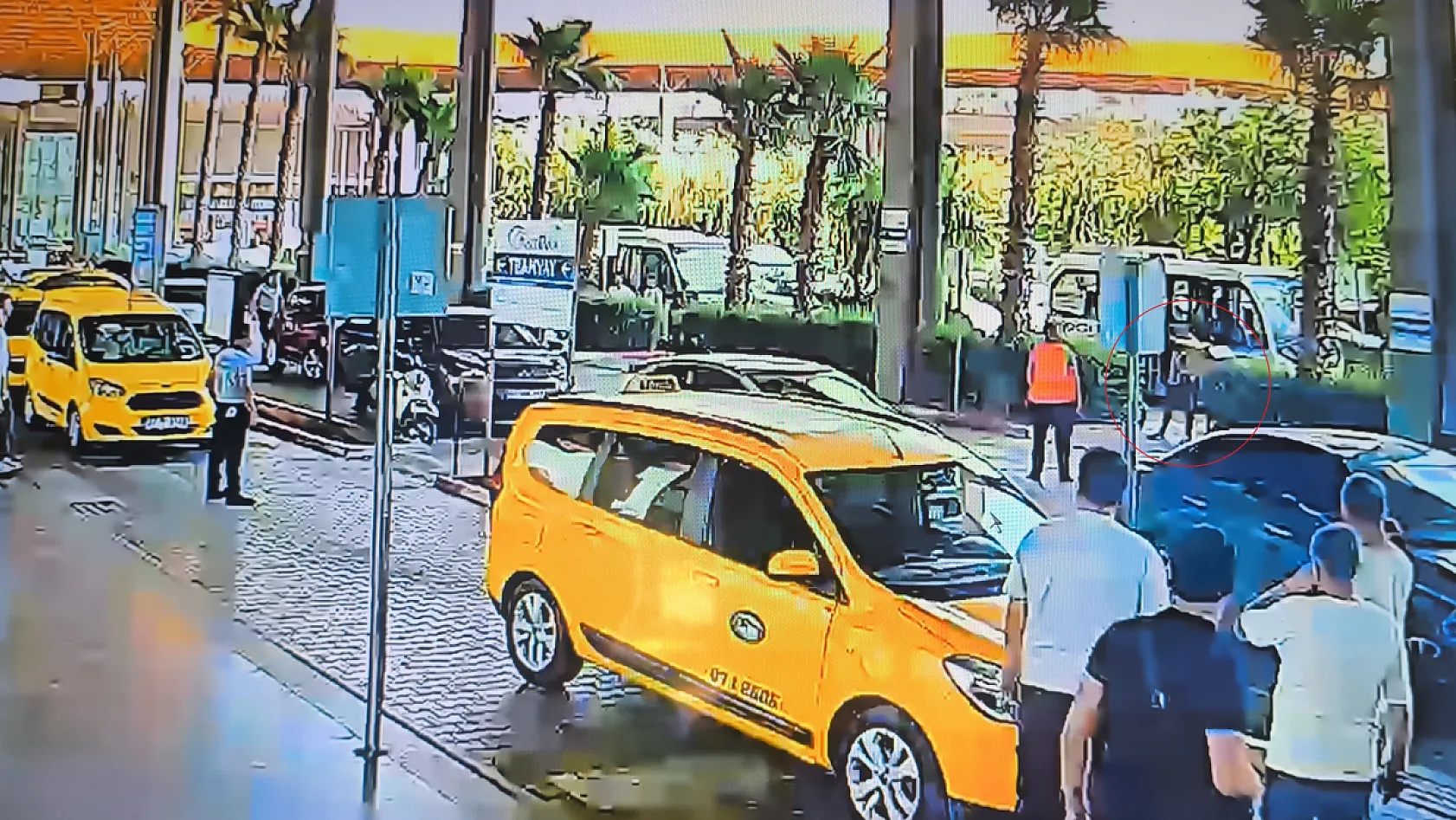 Otogarın dışındaki çuvala gizlediği bıçağı alıp 2 güvenlik görevlisini yaraladı