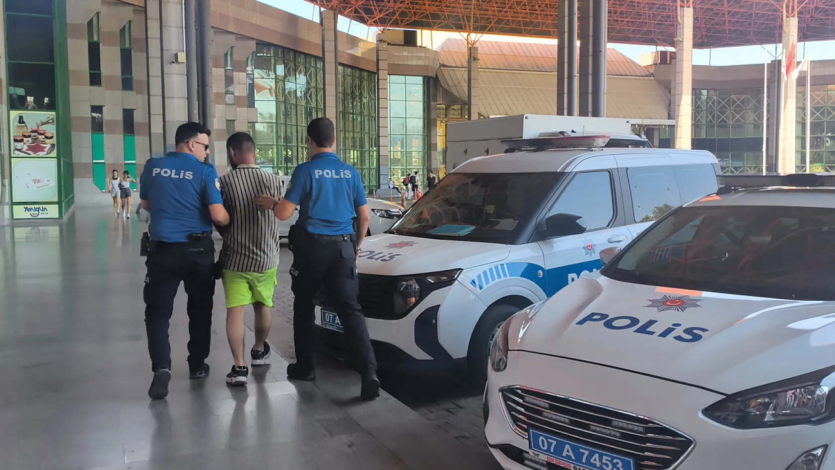 Otogarın dışındaki çuvala gizlediği bıçağı alıp 2 güvenlik görevlisini yaraladı