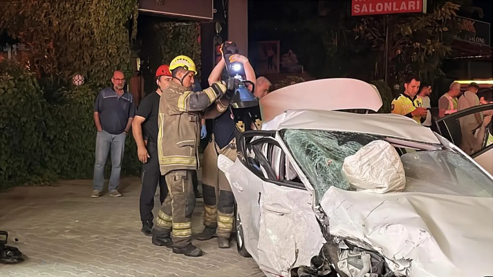 Otomobil ile jip çarpıştı: 2 güvenlik görevlisi hayatını kaybetti