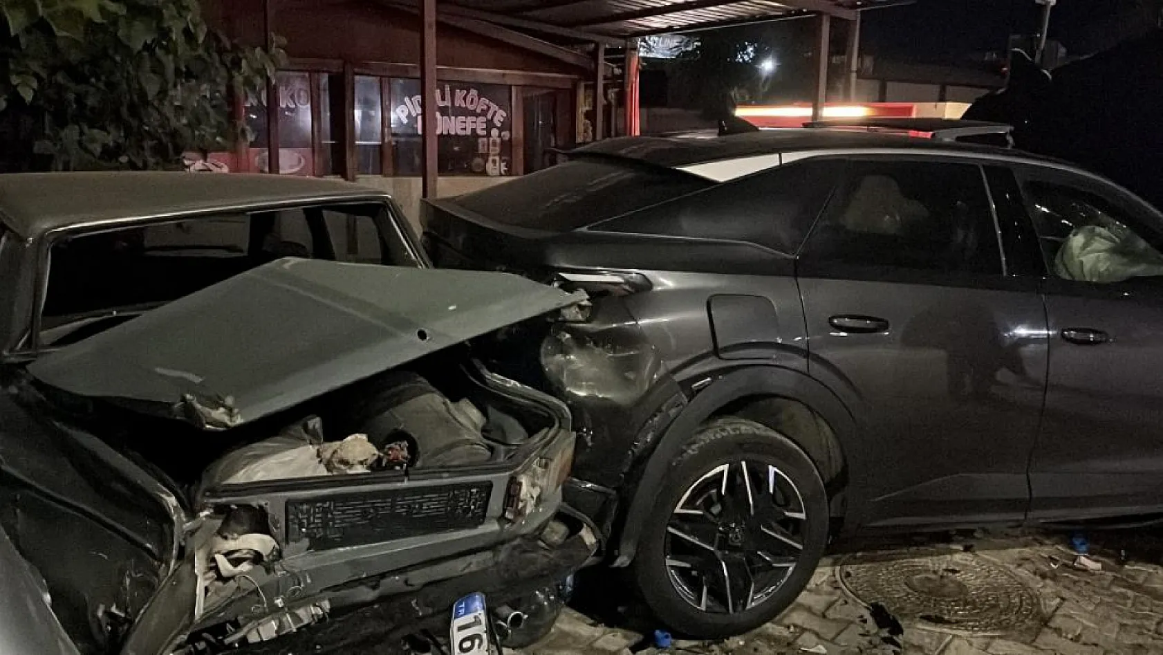 Otomobil ile jip çarpıştı: 2 güvenlik görevlisi hayatını kaybetti