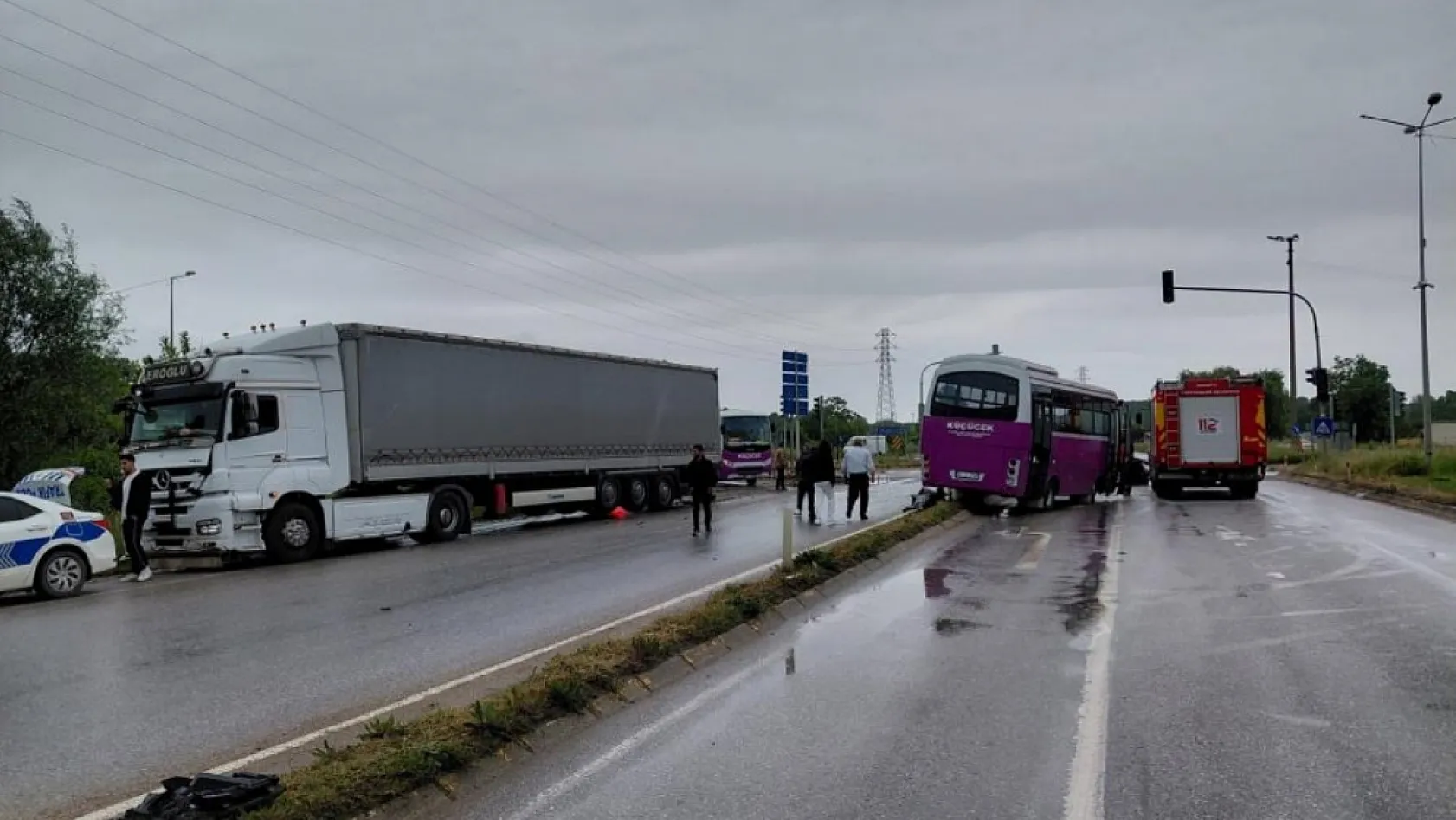Otomobil, minibüs ve tır çarpıştı: 4'ü ağır 6 yaralı