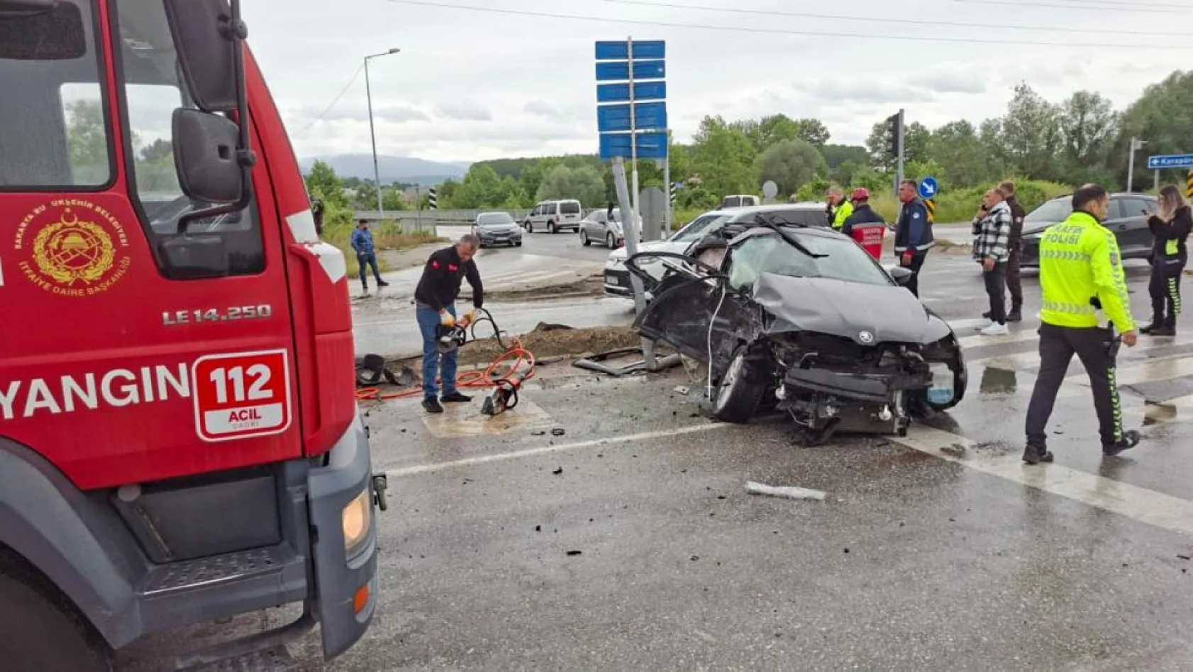 Otomobil, minibüs ve tır çarpıştı: 4'ü ağır 6 yaralı