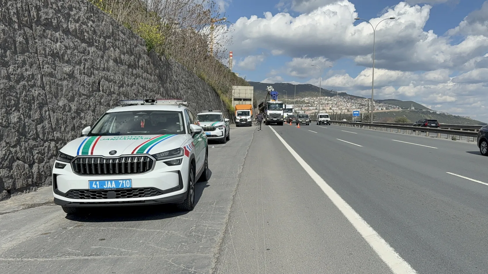 Otomobil yön levhasına saplandı: 1 kişi yaralandı