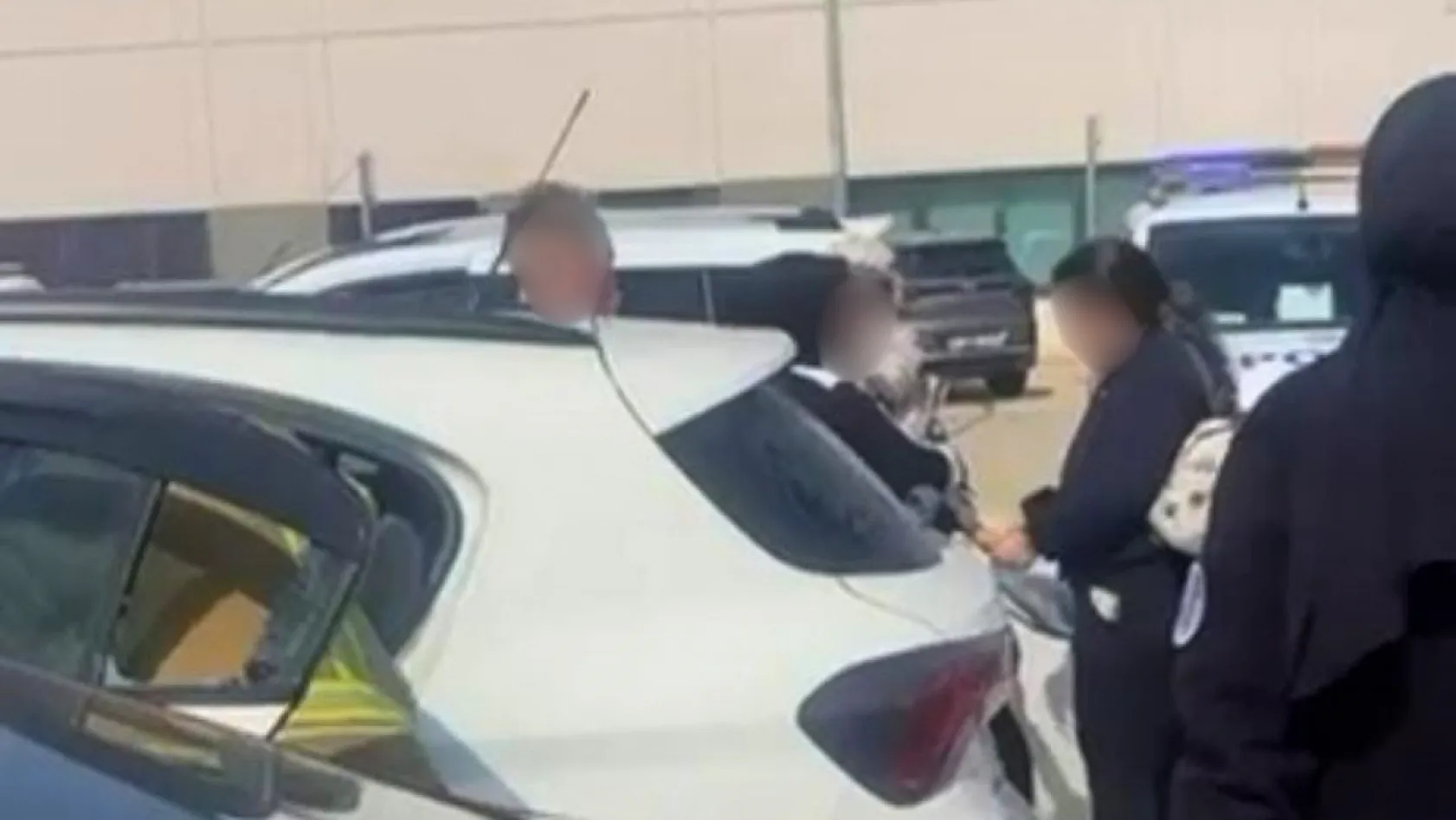 Otoparkta panik dolu anlar: Araçta kilitli kalan çocuk cam kırılarak kurtarıldı