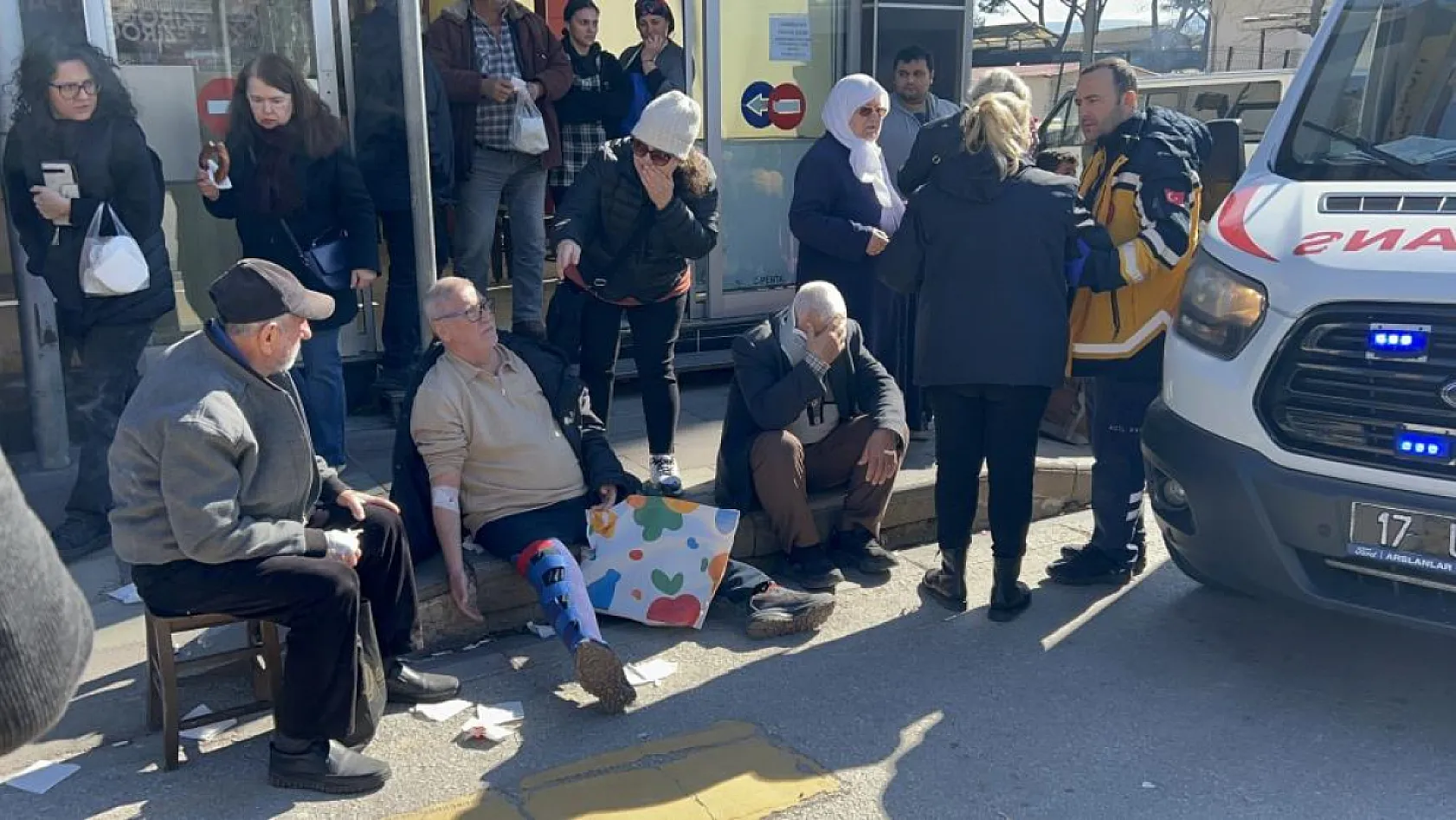 Özel halk otobüsü yayaya çarptı: 8 yaralı