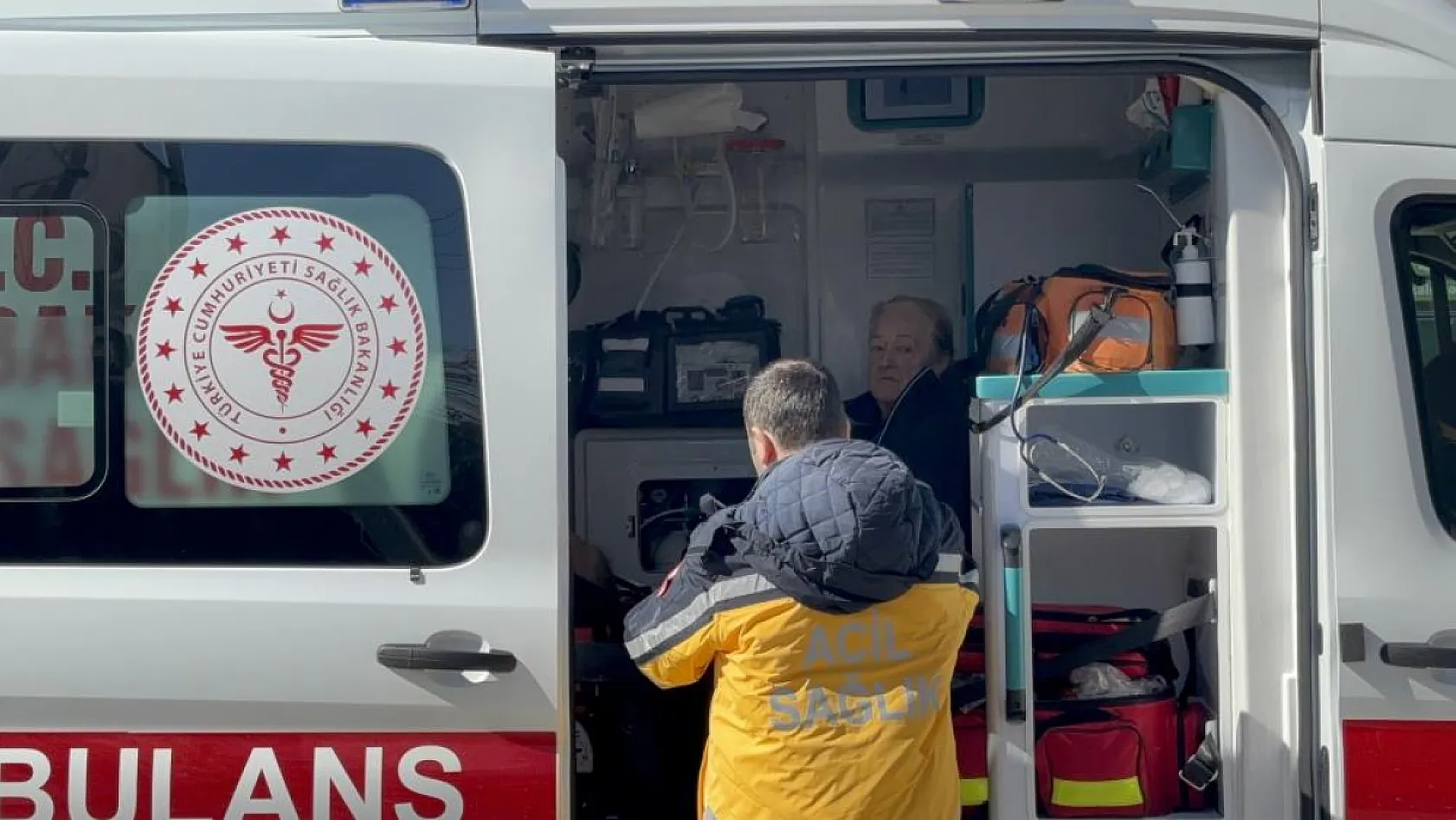 Özel halk otobüsü yayaya çarptı: 8 yaralı