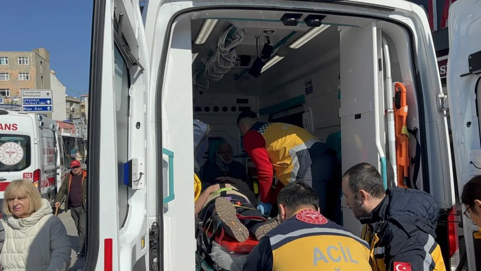 Özel halk otobüsü yayaya çarptı: 8 yaralı