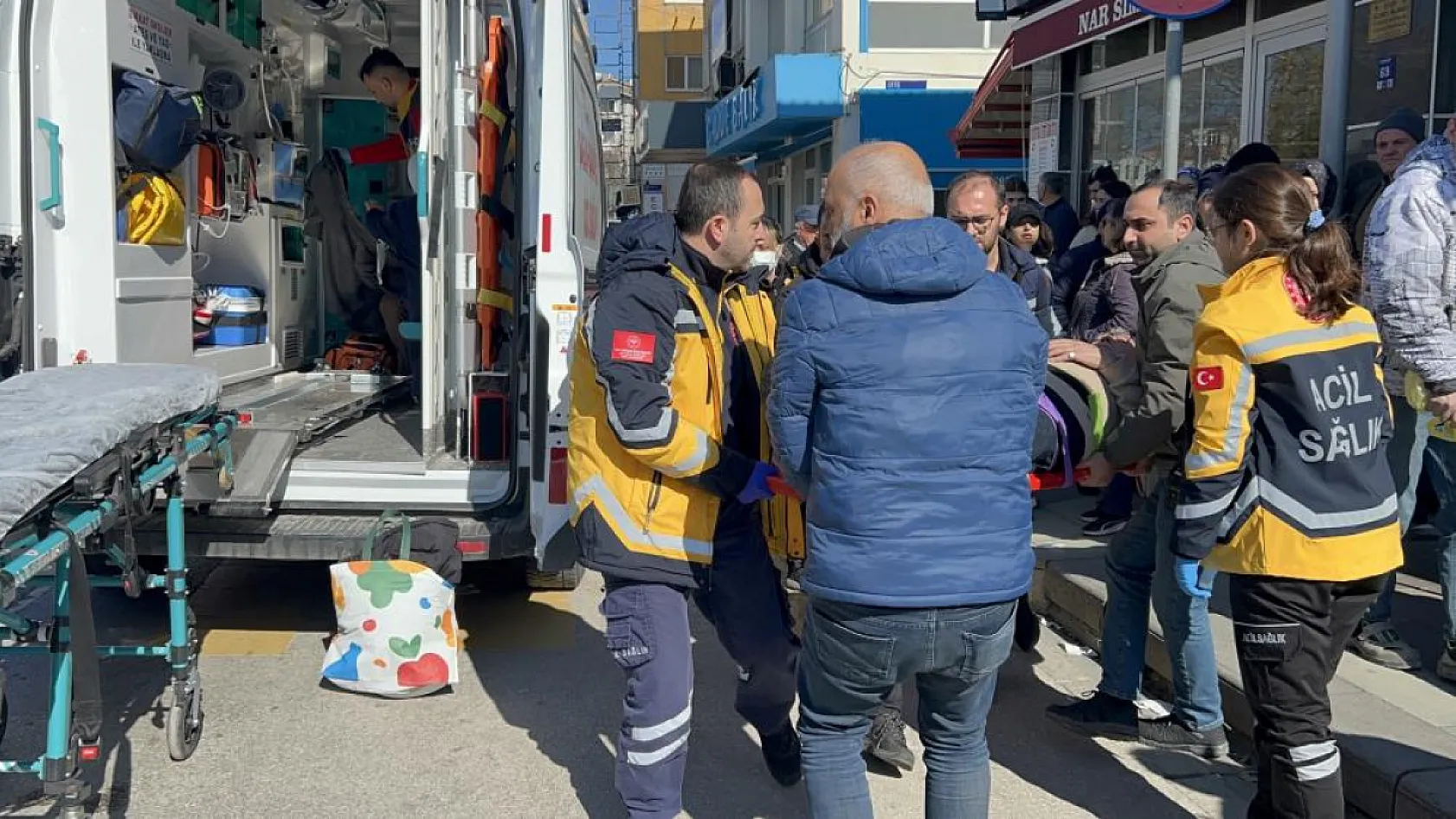 Özel halk otobüsü yayaya çarptı: 8 yaralı