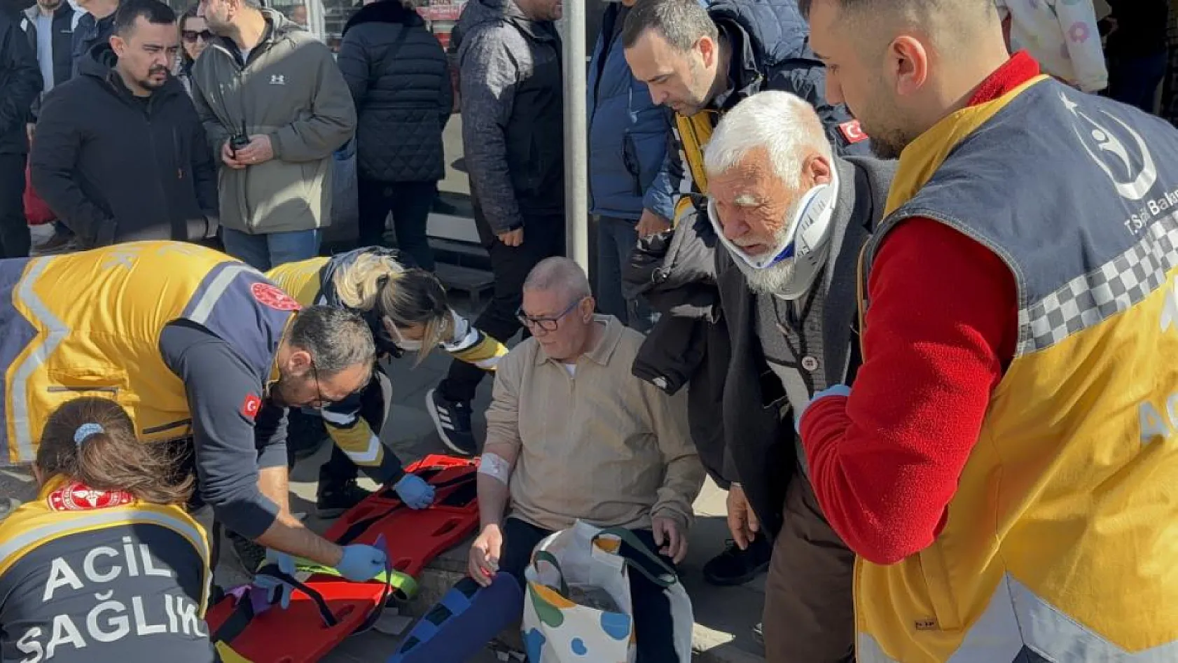 Özel halk otobüsü yayaya çarptı: 8 yaralı