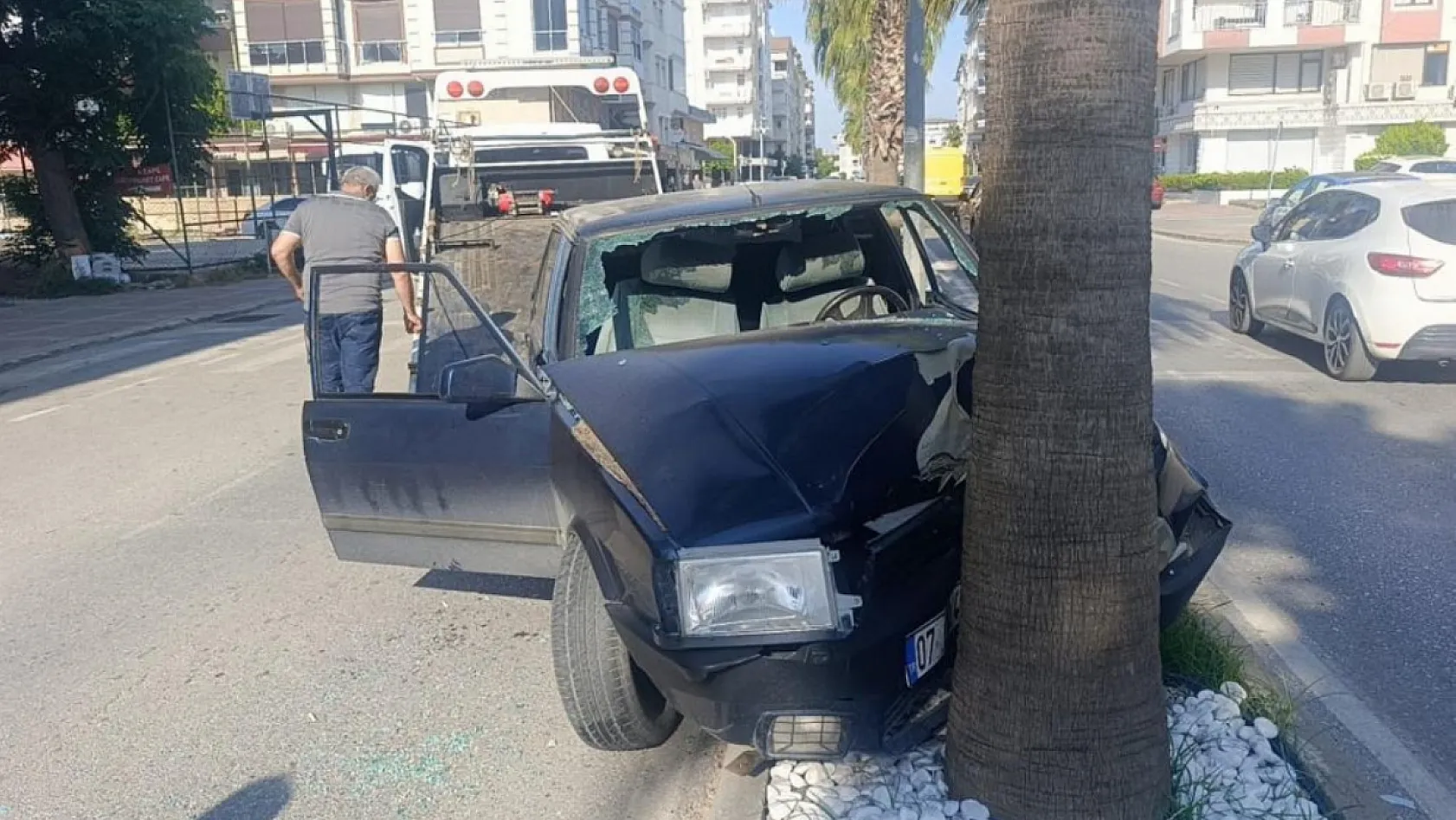 Palmiyeye çarpan Tofaş hurdaya döndü: 4 genç yaralandı