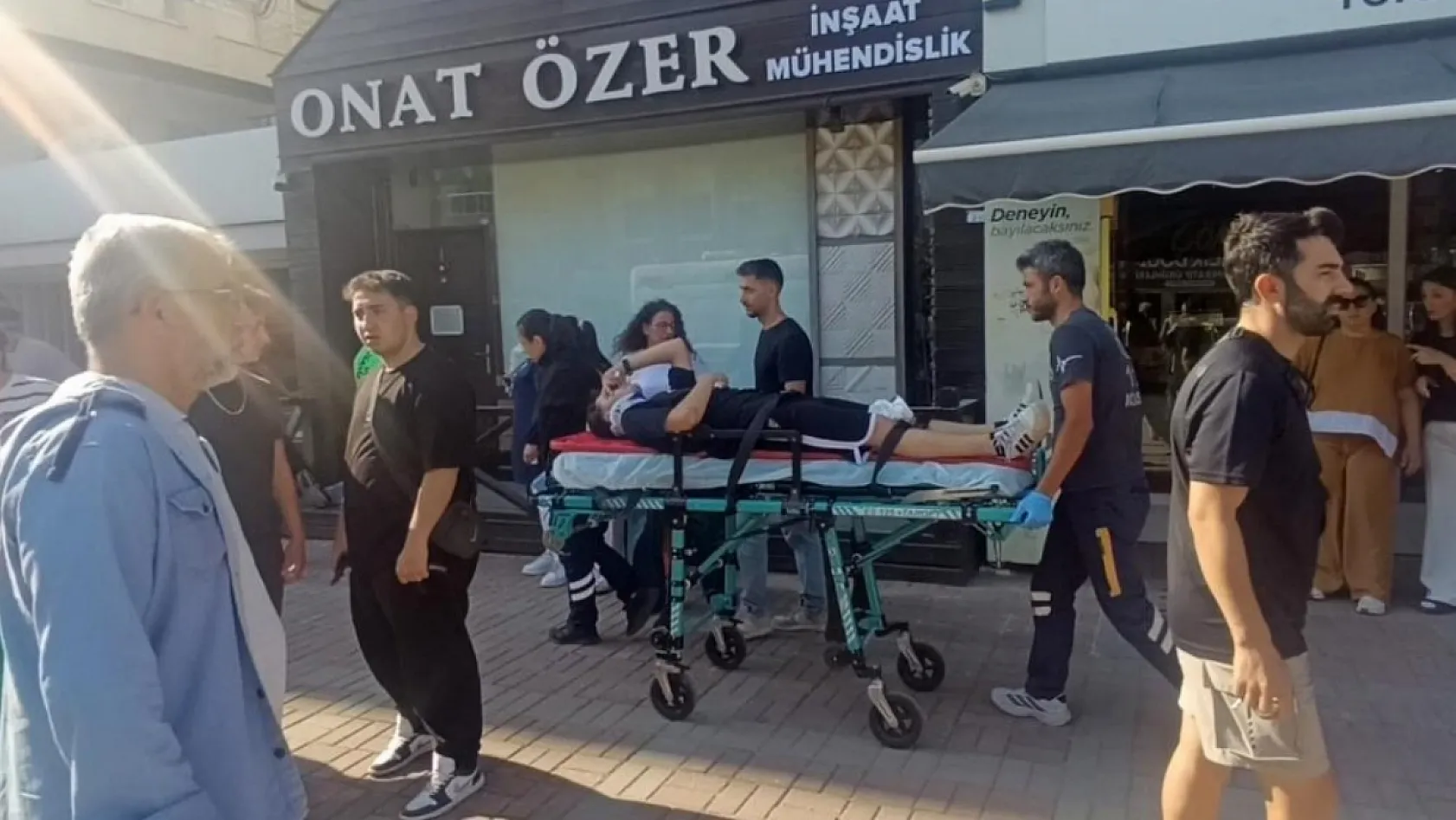 Palmiyeye çarpan Tofaş hurdaya döndü: 4 genç yaralandı