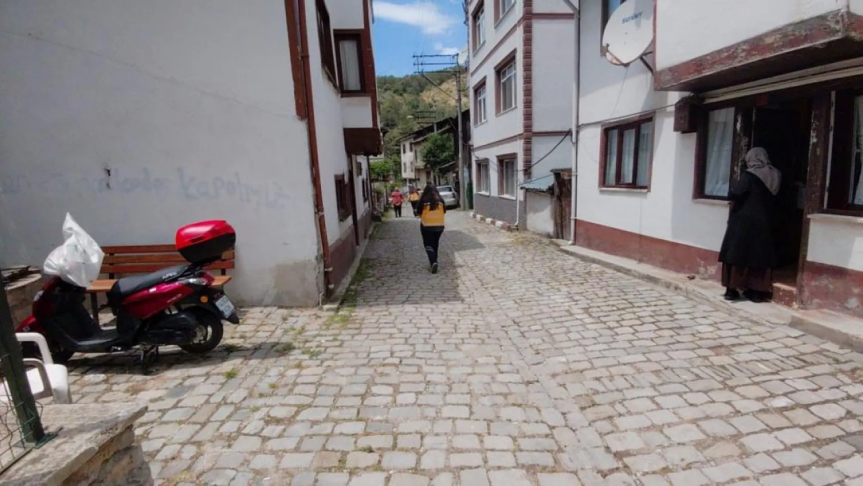 Park edilen araçlardan ambulans sokağa giremedi: Sağlık ekipleri hastaya yürümek zorunda kaldı