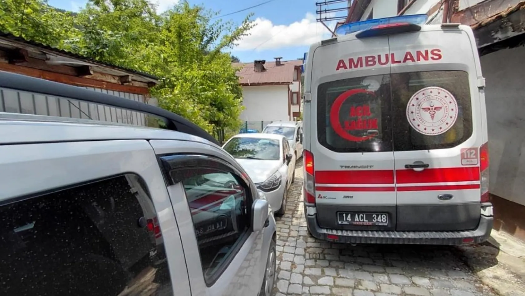 Park edilen araçlardan ambulans sokağa giremedi: Sağlık ekipleri hastaya yürümek zorunda kaldı