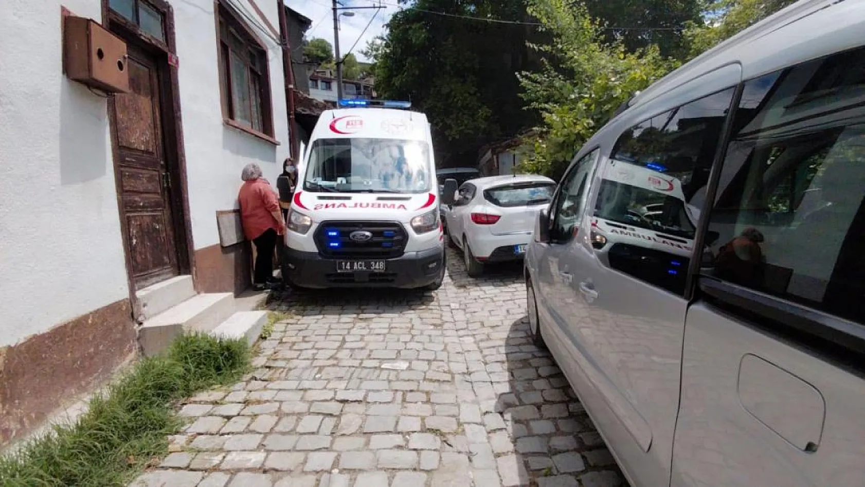 Park edilen araçlardan ambulans sokağa giremedi: Sağlık ekipleri hastaya yürümek zorunda kaldı