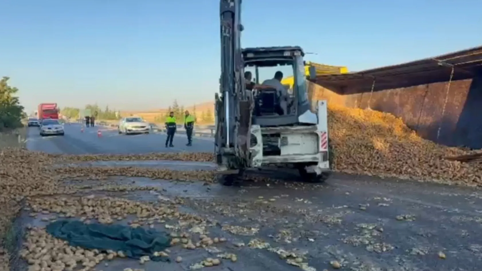 Patates yüklü tır devrildi: 30 ton patates ziyan oldu