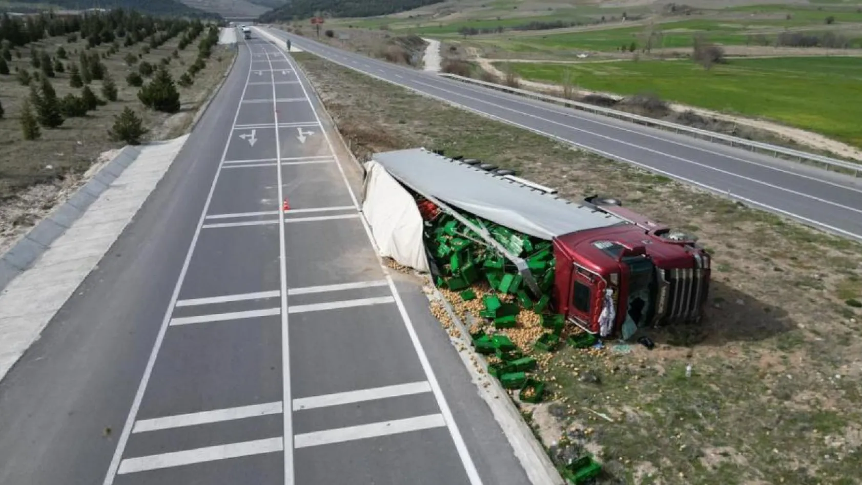 Patates yüklü tır devrildiği kazada 3 kişi yaralandı