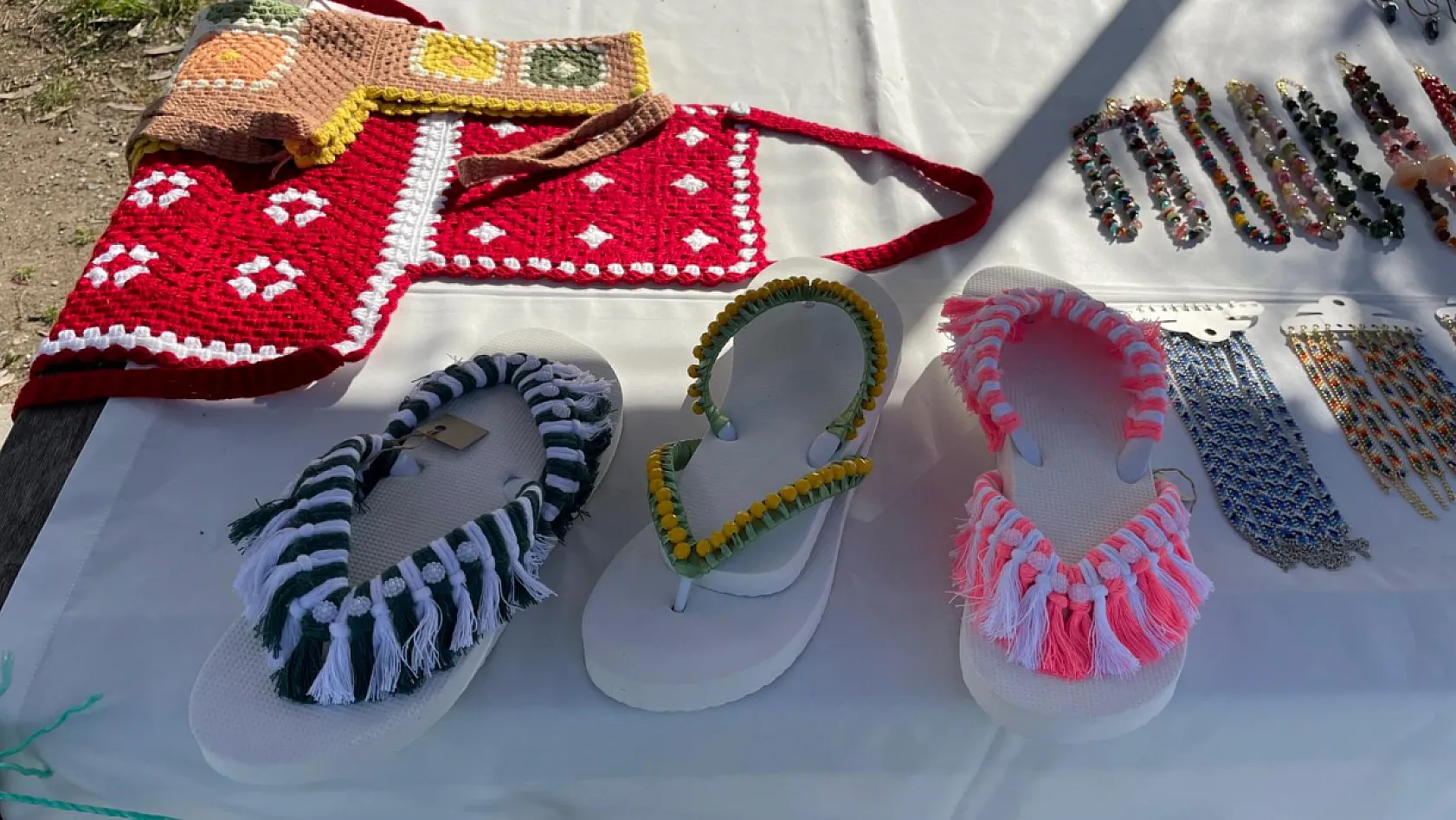 Patikten çantaya, eşarptan runner modellerine: Fethiye'de kadın emeği her yerde