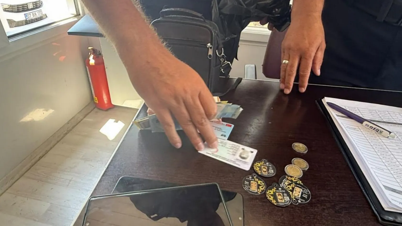 Pazarda sahte döviz ve altınlarla alışveriş yapmaya çalıştı, esnaf ve zabıtanın dikkatiyle yakalandı