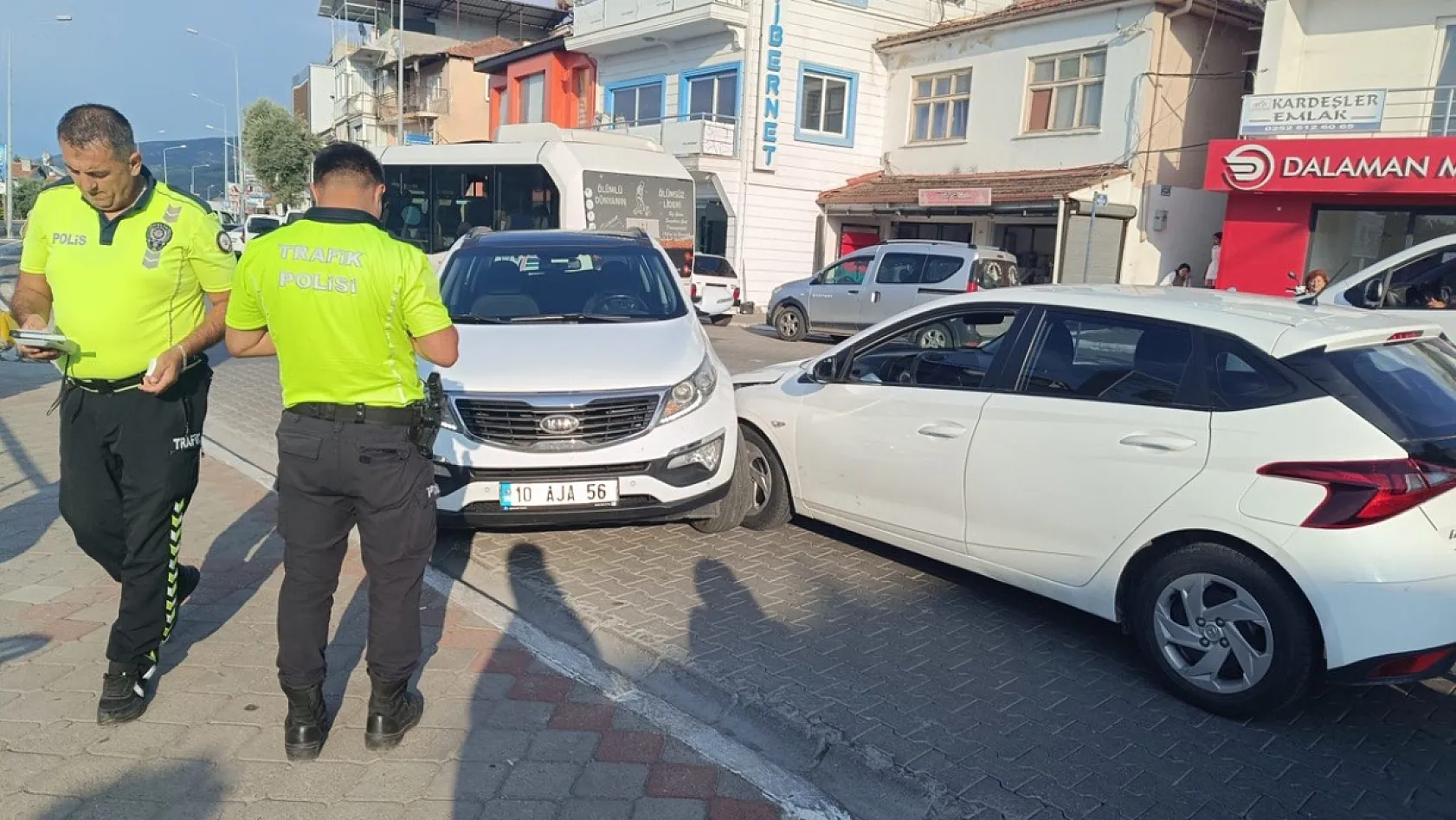 Fethiye'de Üst Yol'da Trafik Kazası: İki Araç Çarpıştı