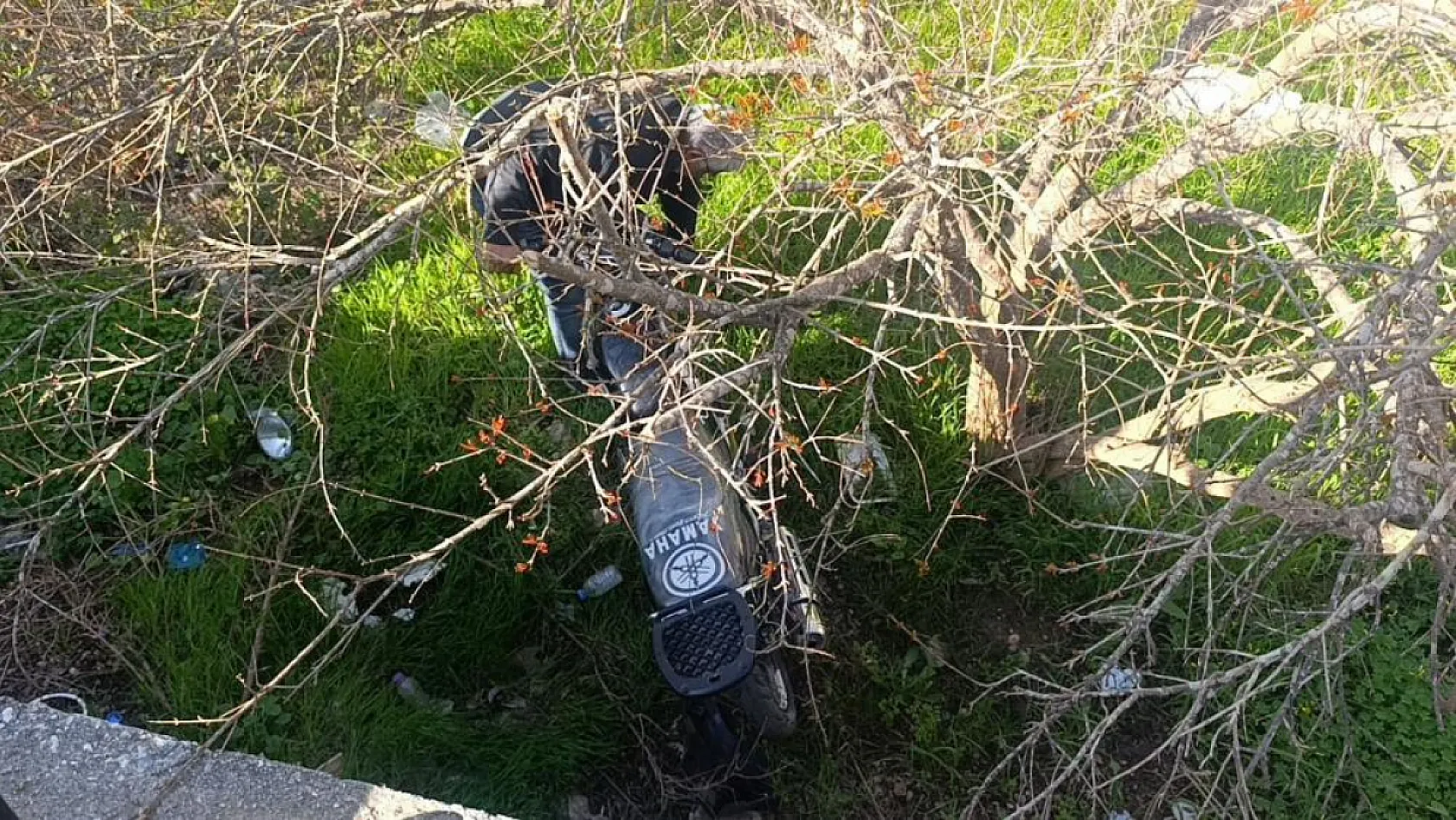 Antalya'da polisi görünce motosikleti bahçeye atan sürücü ceza yemekten kurtulamadı