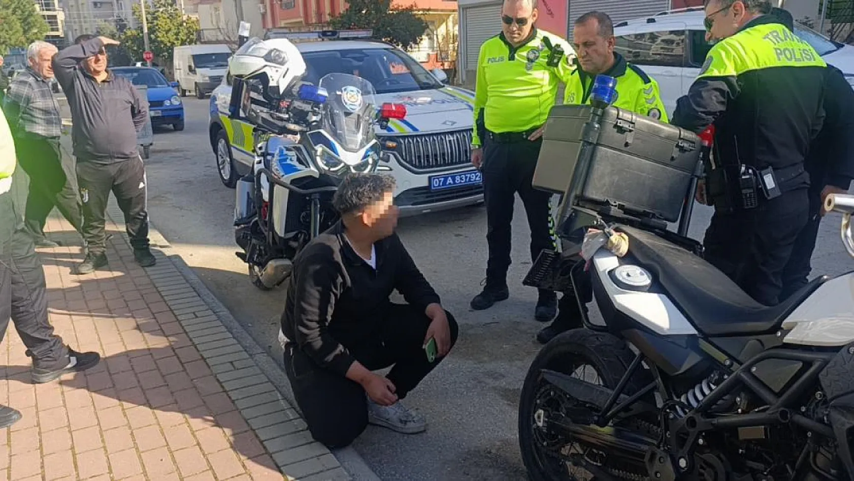Antalya'da polisi görünce motosikleti bahçeye atan sürücü ceza yemekten kurtulamadı